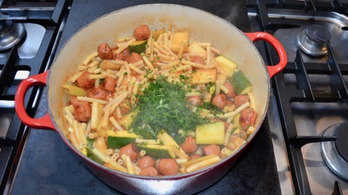 Maccheroni met merguez, asperges en tomatensaus